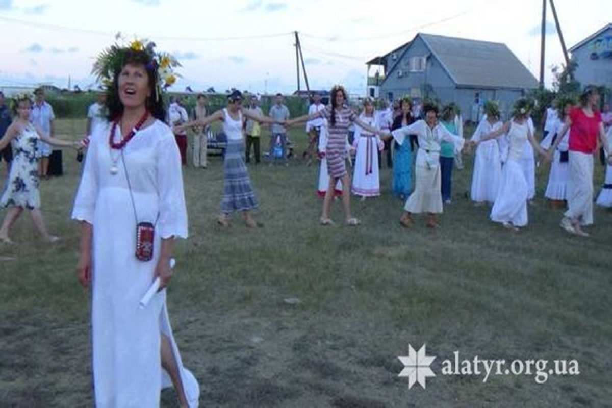 У день літнього сонцестояння у селищі Веселівка, на березі Чорного моря, пройшов Купальський фестиваль &laquo;Квітка папороті&raquo;.